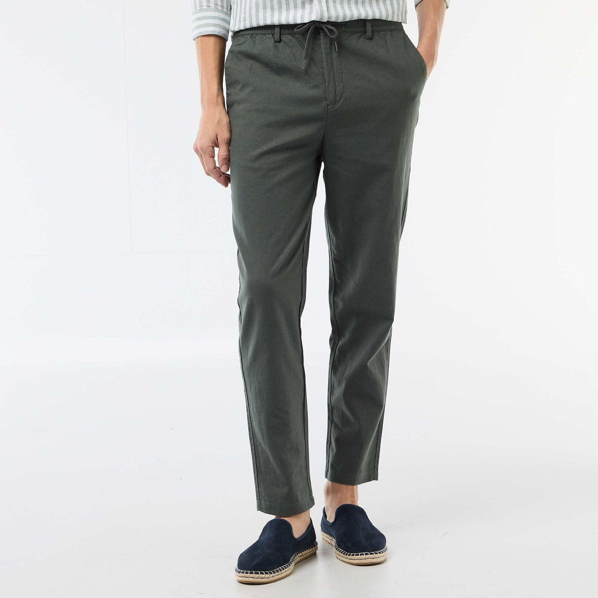 Pantalón chino regular de lino mezclado VERDE