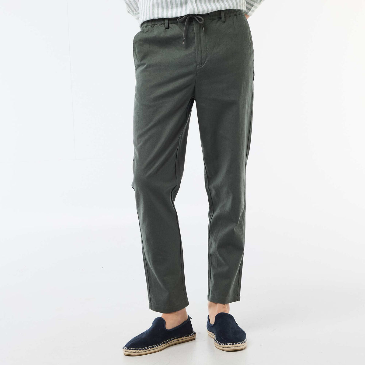 Pantalón chino regular de lino mezclado VERDE
