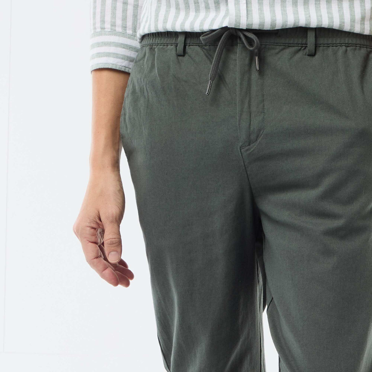 Pantalón chino regular de lino mezclado VERDE