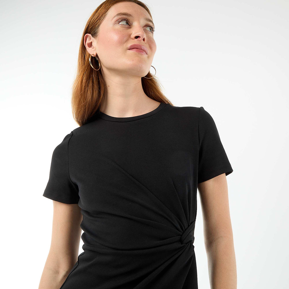 Vestido camiseta corto con nudo decorativo NEGRO