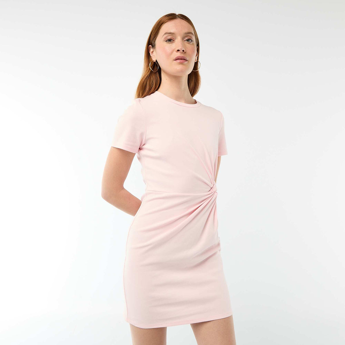 Vestido camiseta corto con nudo decorativo ROSA