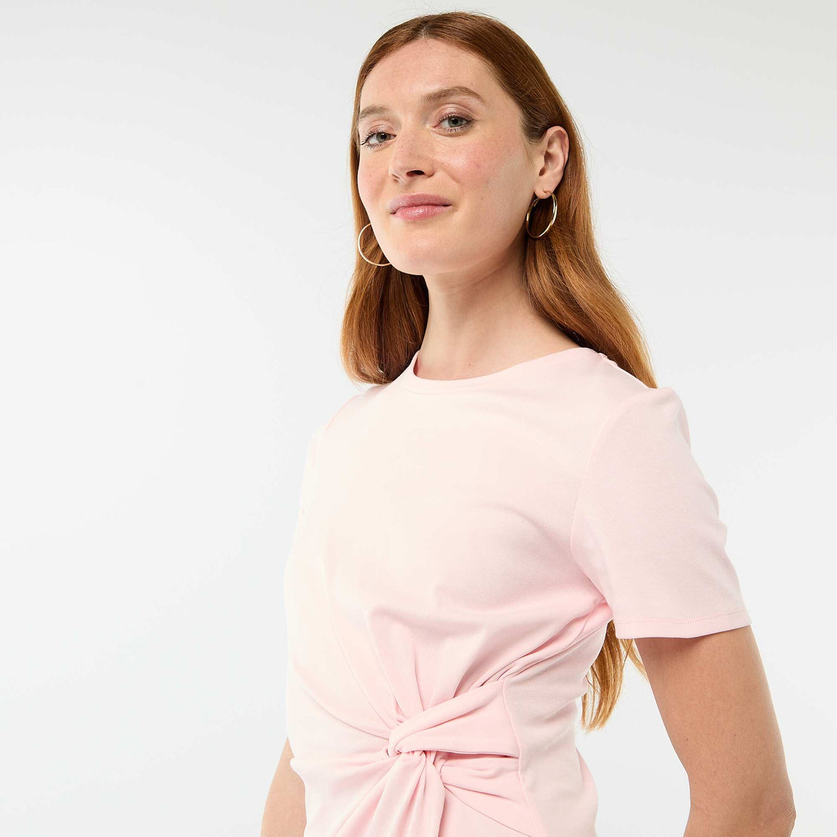 Vestido camiseta corto con nudo decorativo ROSA