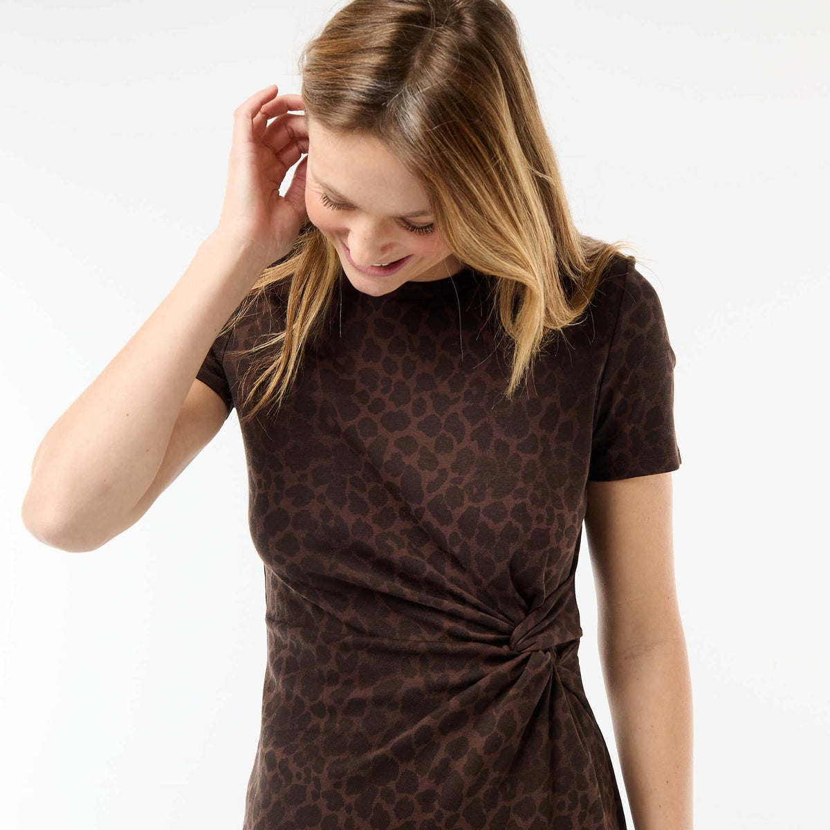 Vestido camiseta corto con nudo decorativo MARRON