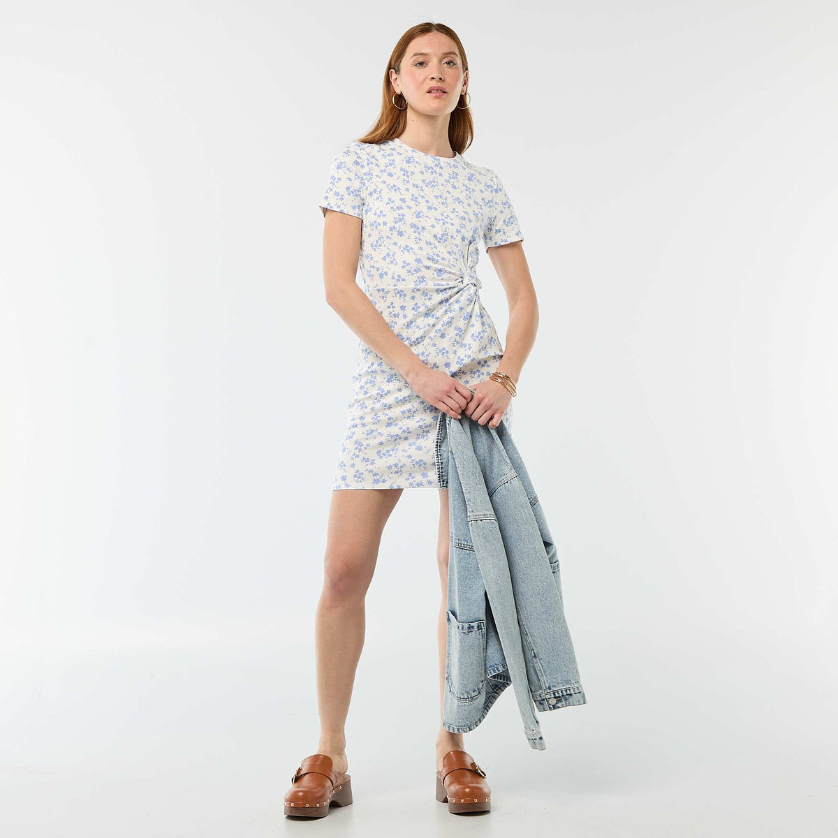 Vestido camiseta corto con nudo decorativo BEIGE