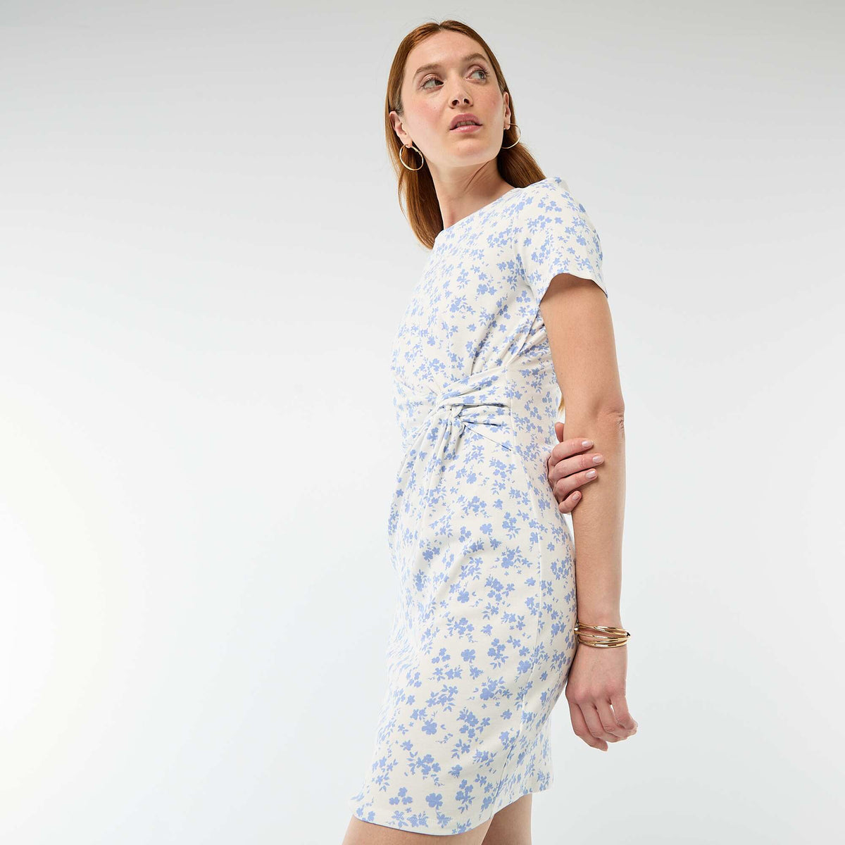 Vestido camiseta corto con nudo decorativo BEIGE