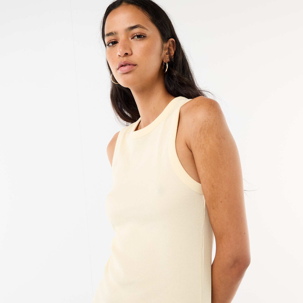 Vestido midi de canalé sin mangas AMARILLO