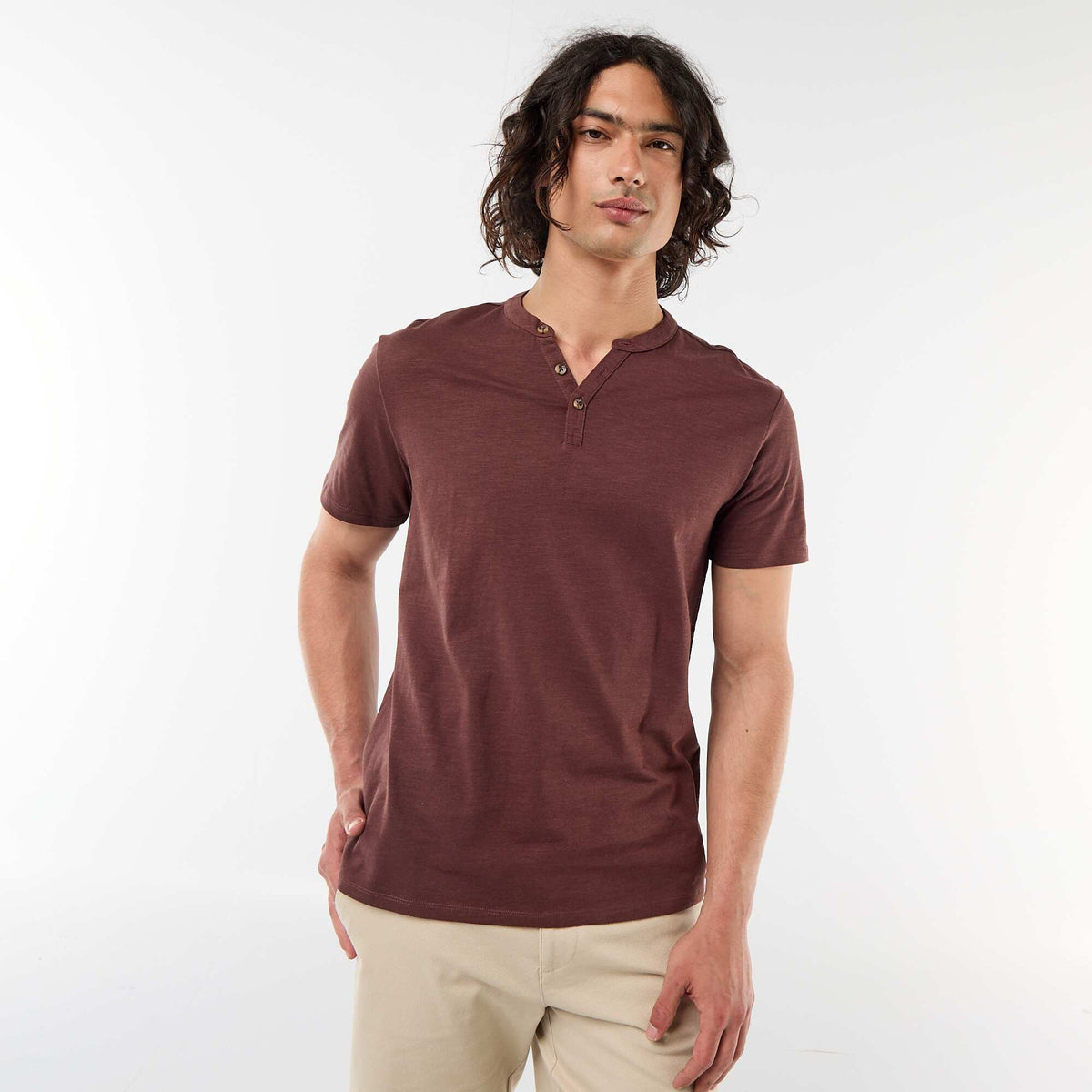 Camiseta de manga corta con cuello tunecino MARRON