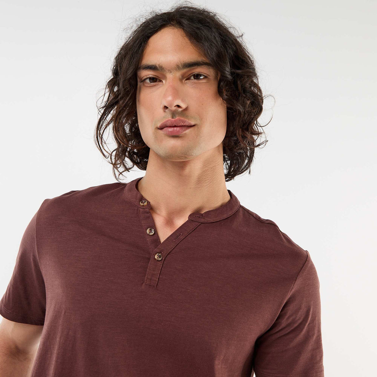 Camiseta de manga corta con cuello tunecino MARRON