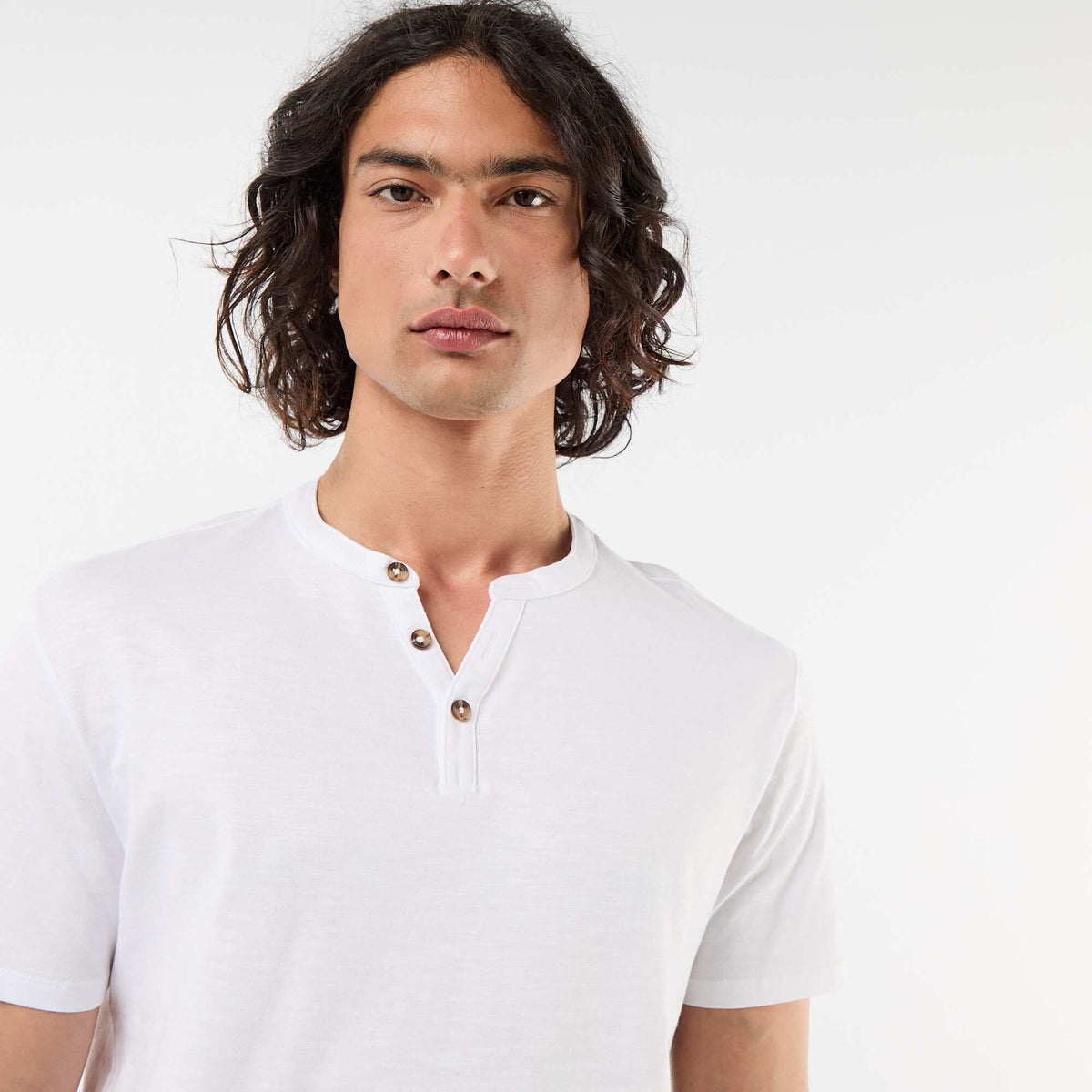 Camiseta de manga corta con cuello tunecino BLANCO