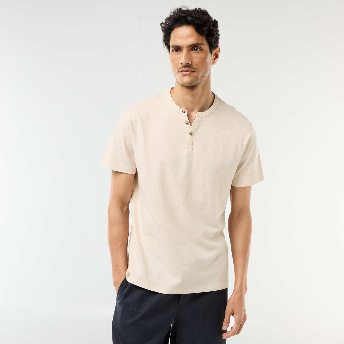 Camiseta de manga corta con cuello tunecino BEIGE
