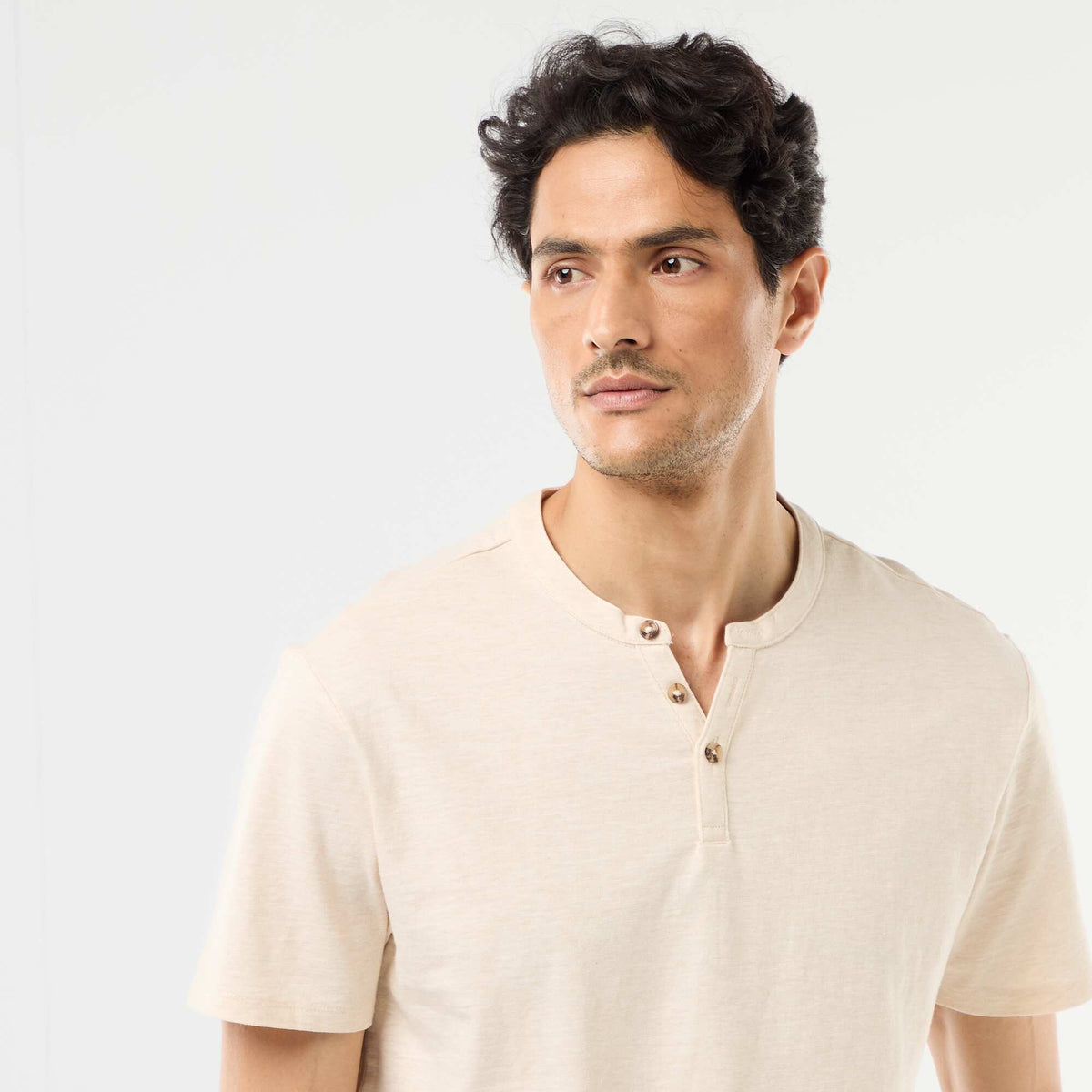 Camiseta de manga corta con cuello tunecino BEIGE