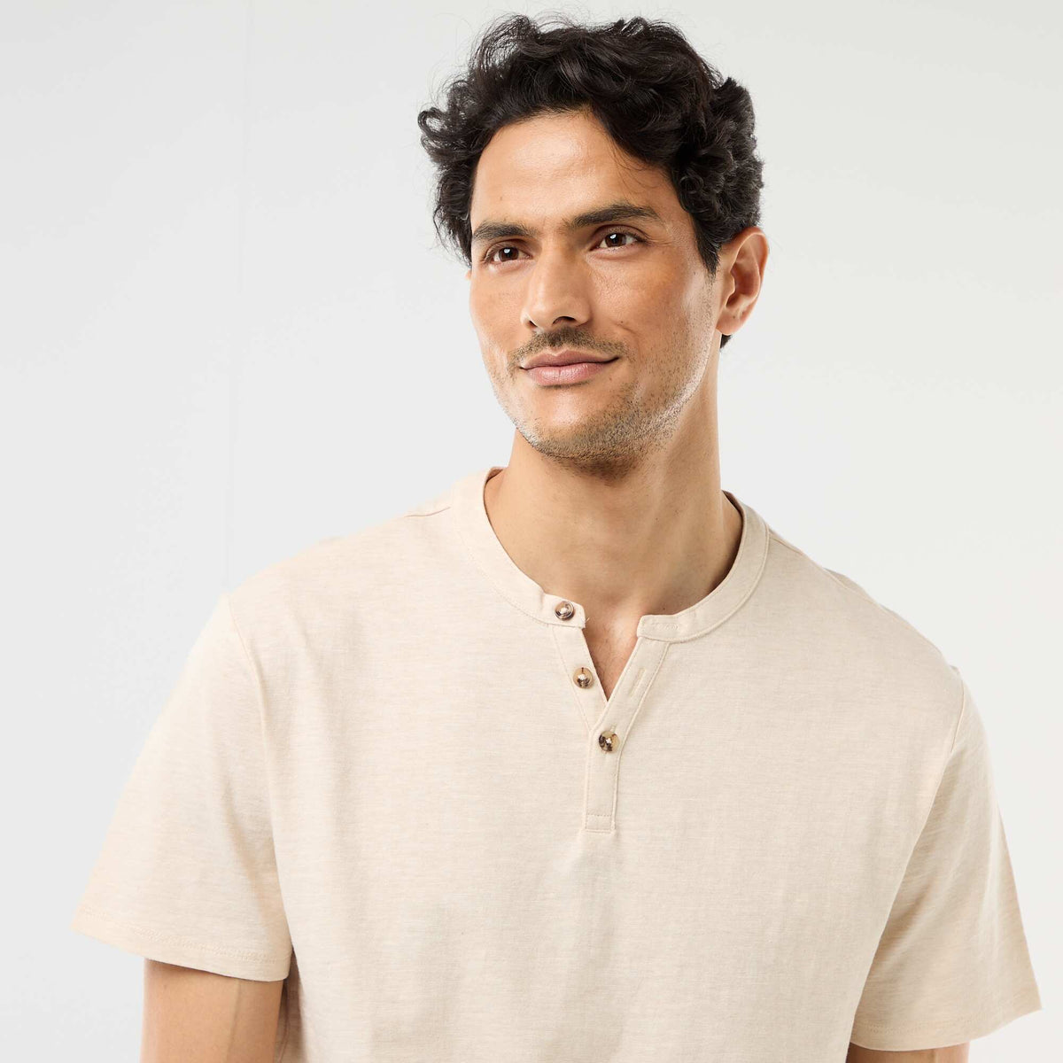 Camiseta de manga corta con cuello tunecino BEIGE
