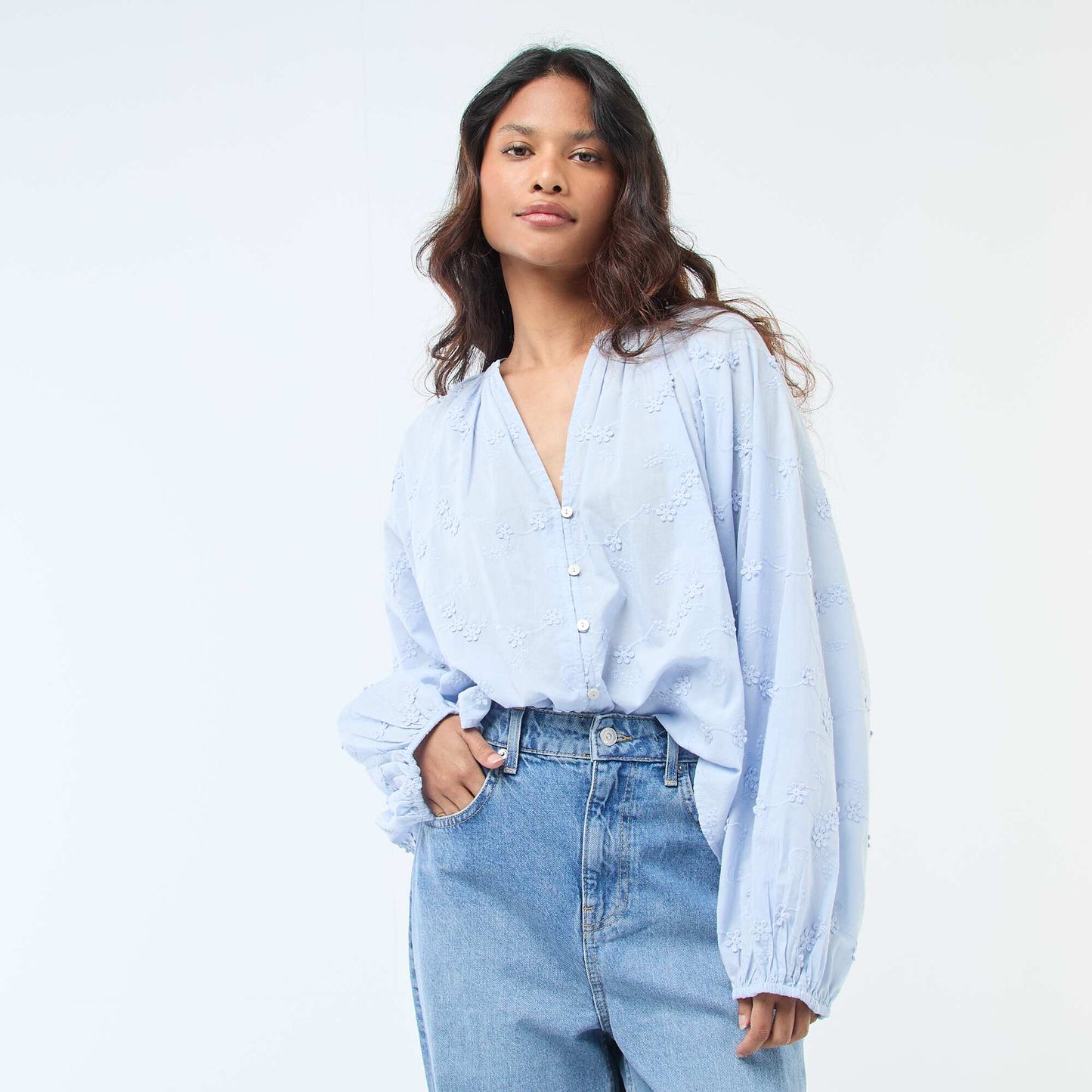 Blusa con bordados de flores AZUL