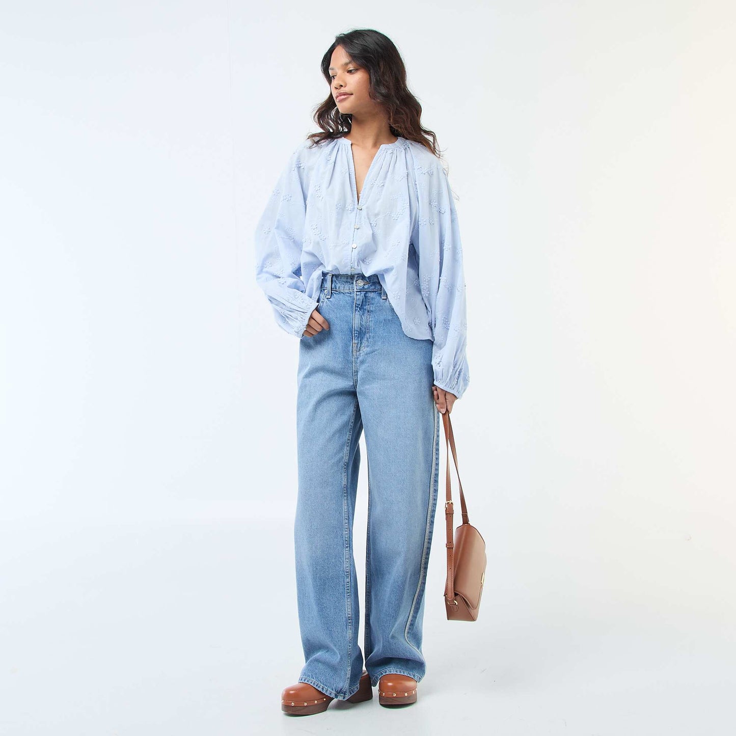 Blusa con bordados de flores AZUL