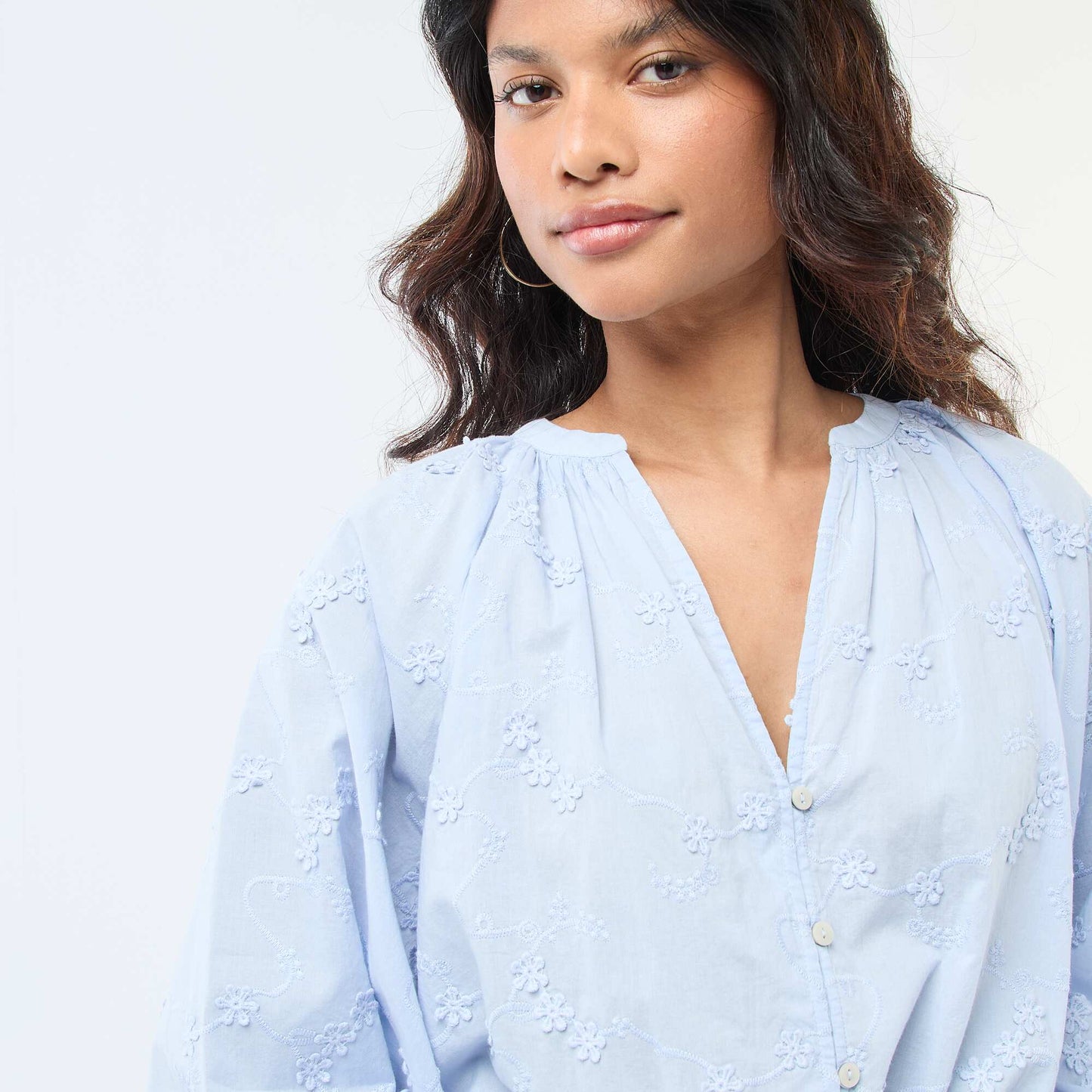 Blusa con bordados de flores AZUL
