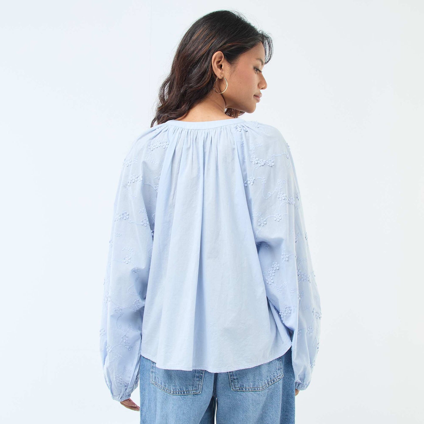Blusa con bordados de flores AZUL