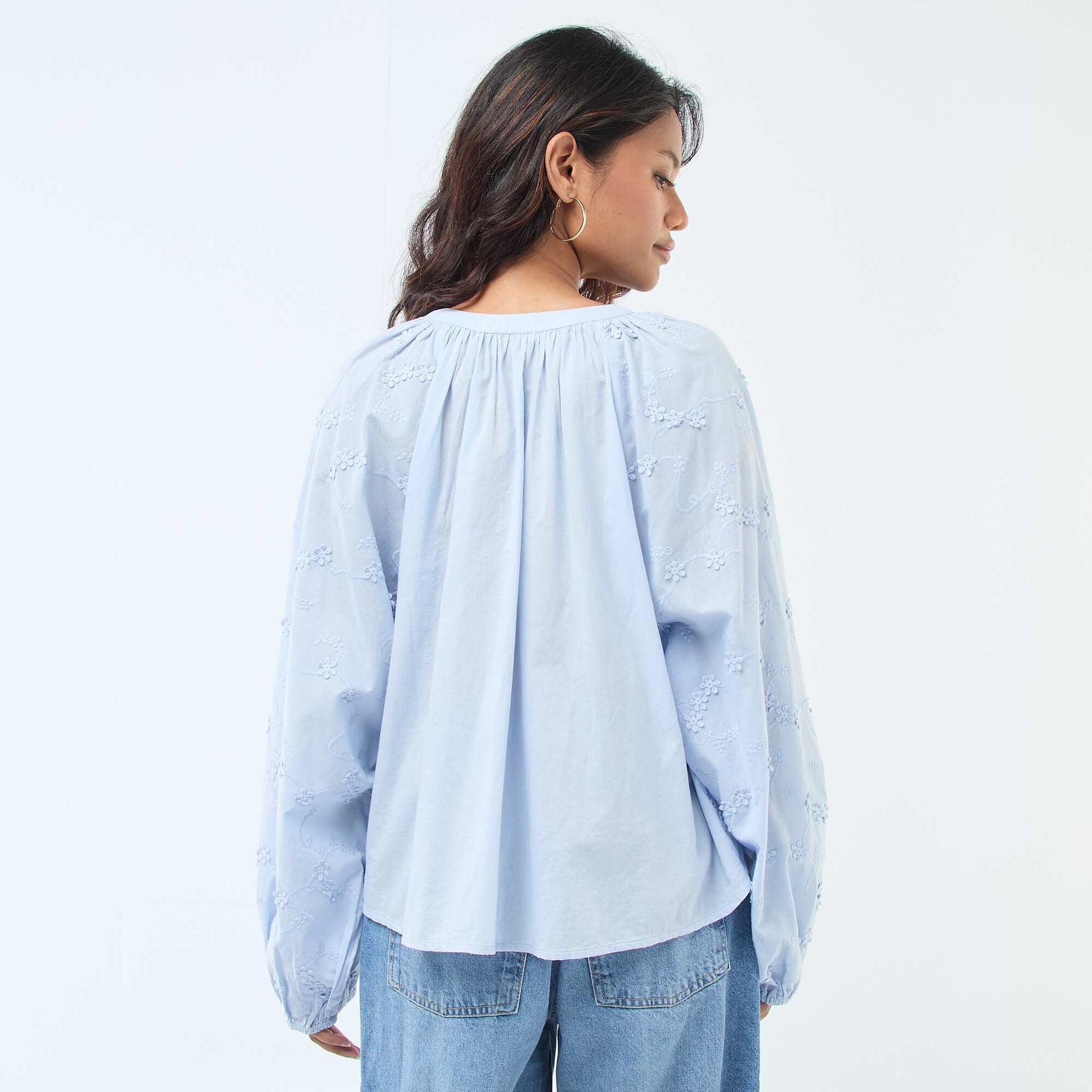 Blusa con bordados de flores AZUL