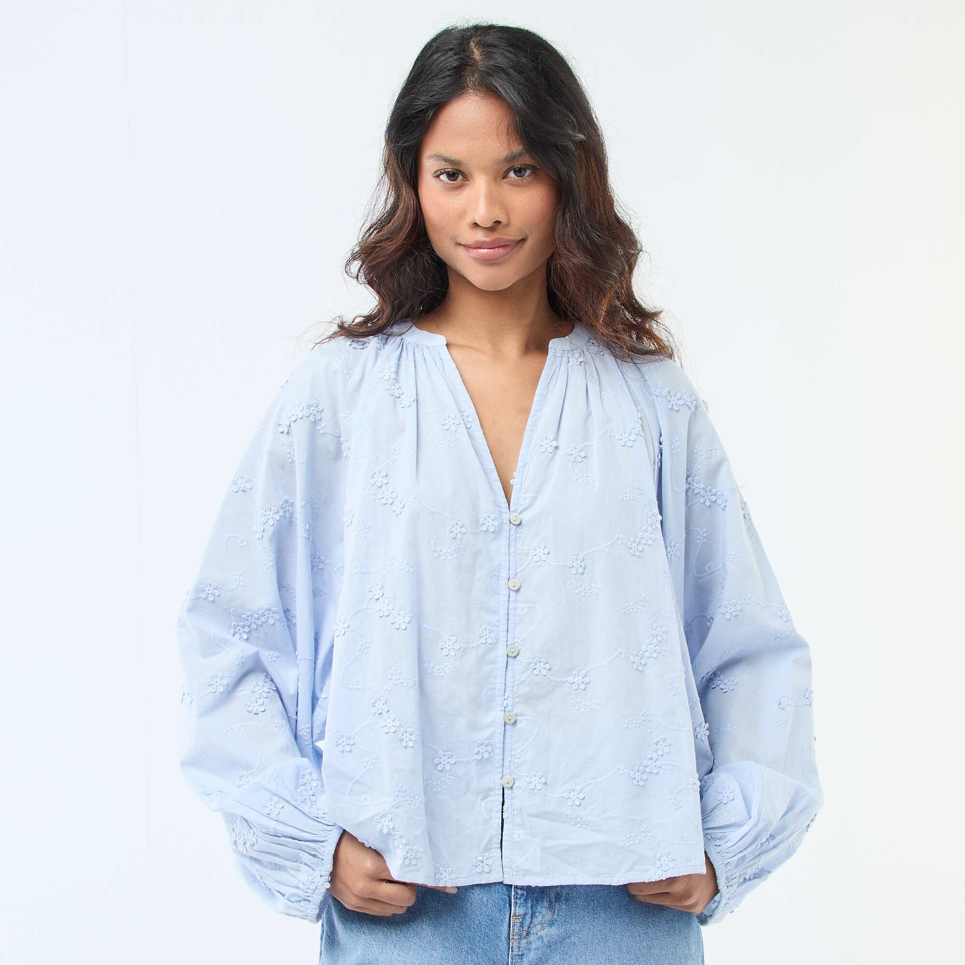 Blusa con bordados de flores AZUL