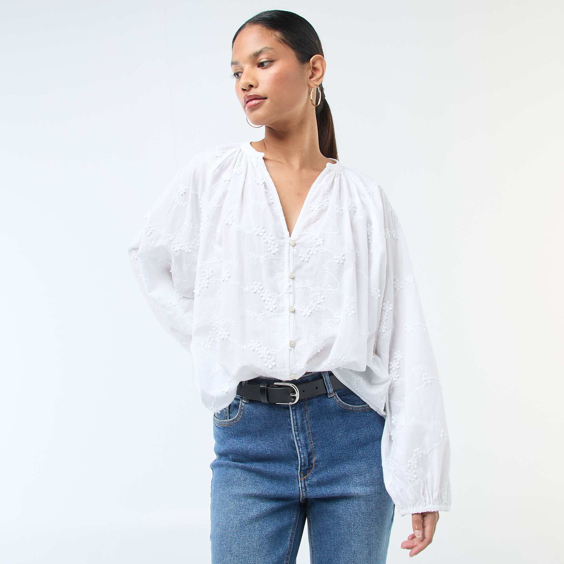 Blusa con bordados de flores BLANCO