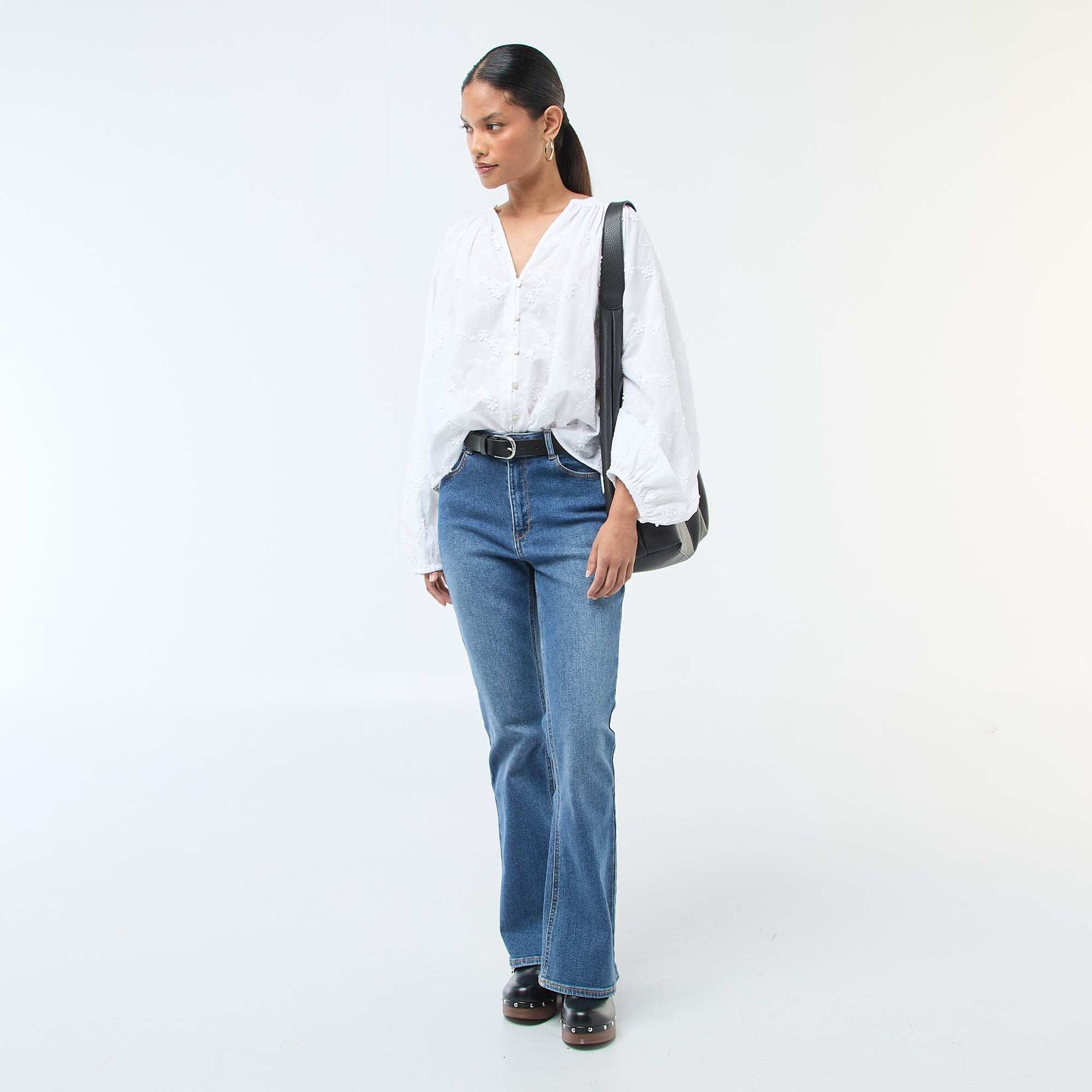 Blusa con bordados de flores BLANCO