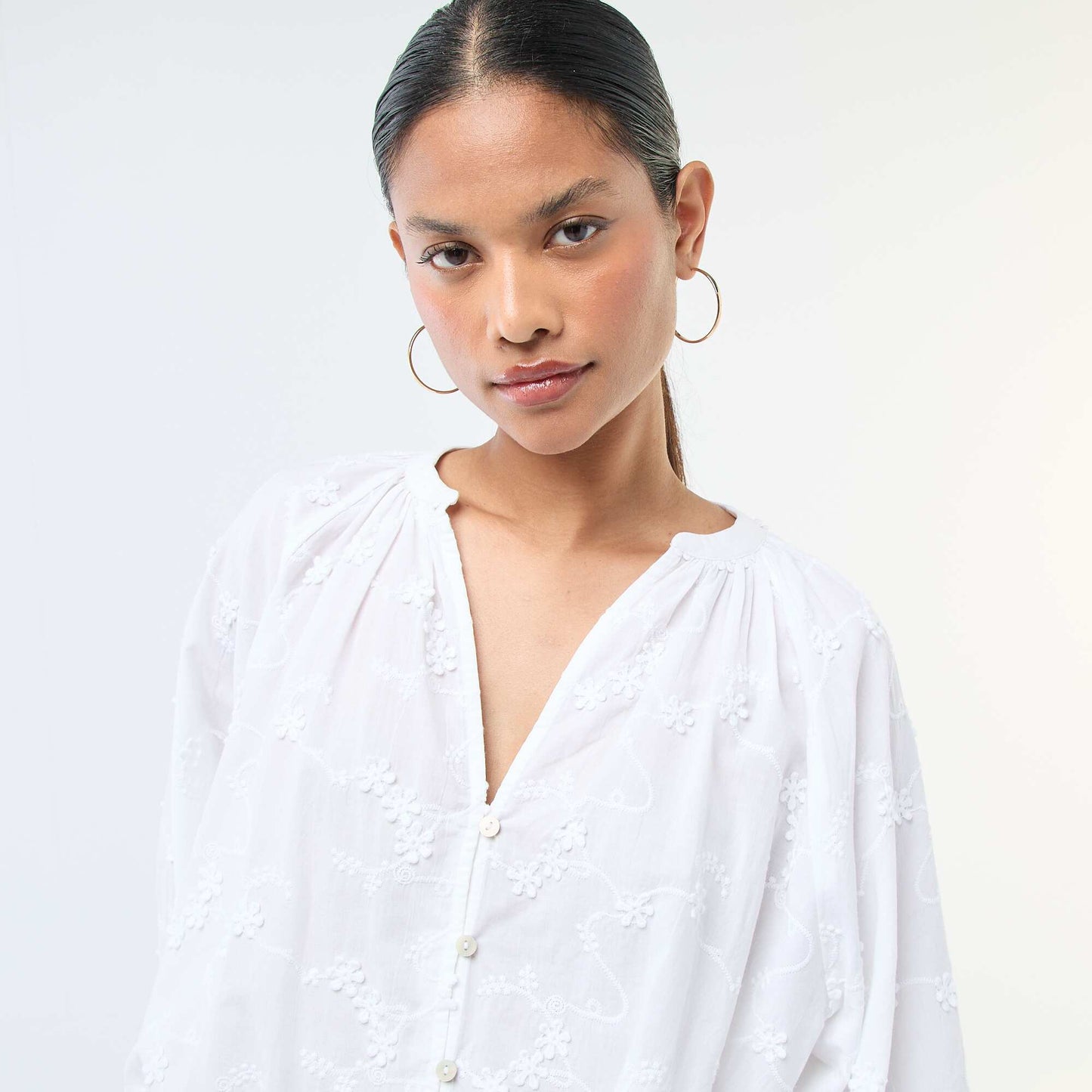 Blusa con bordados de flores BLANCO