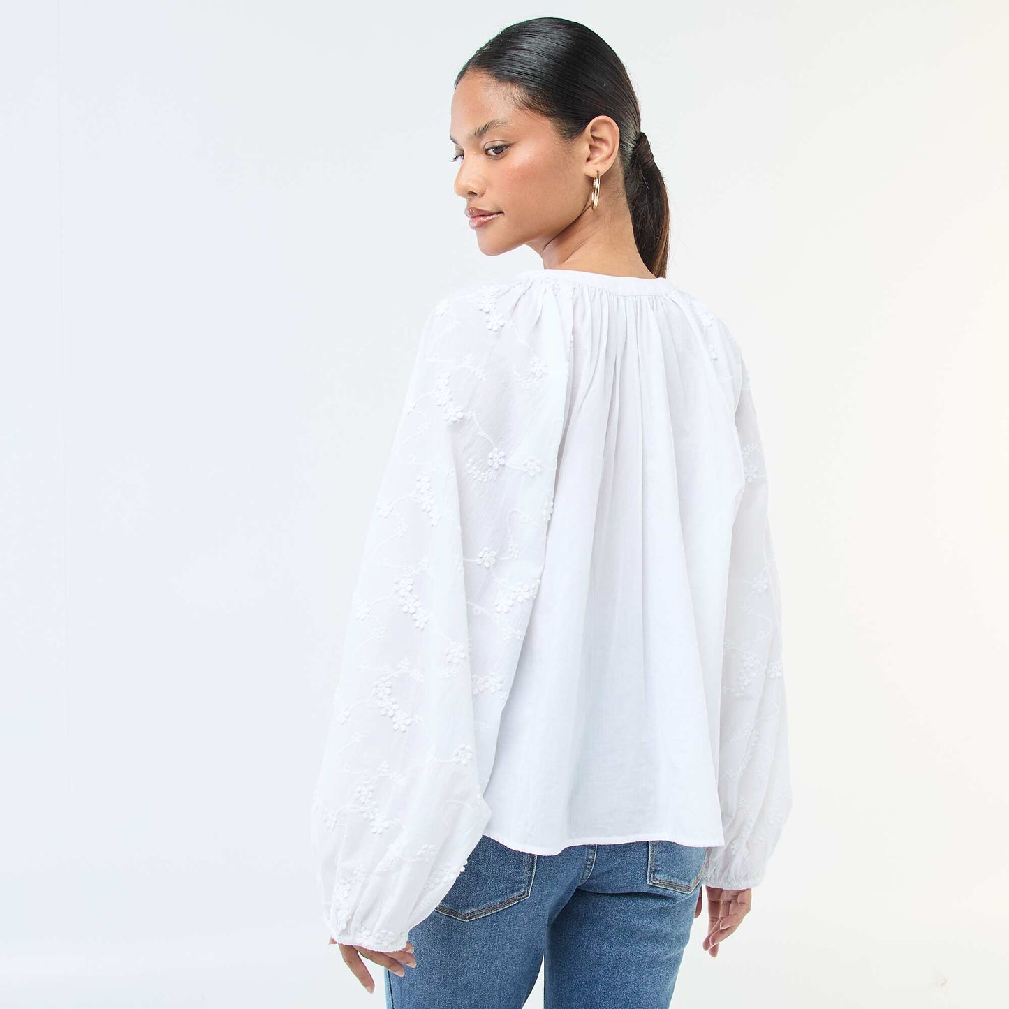 Blusa con bordados de flores BLANCO