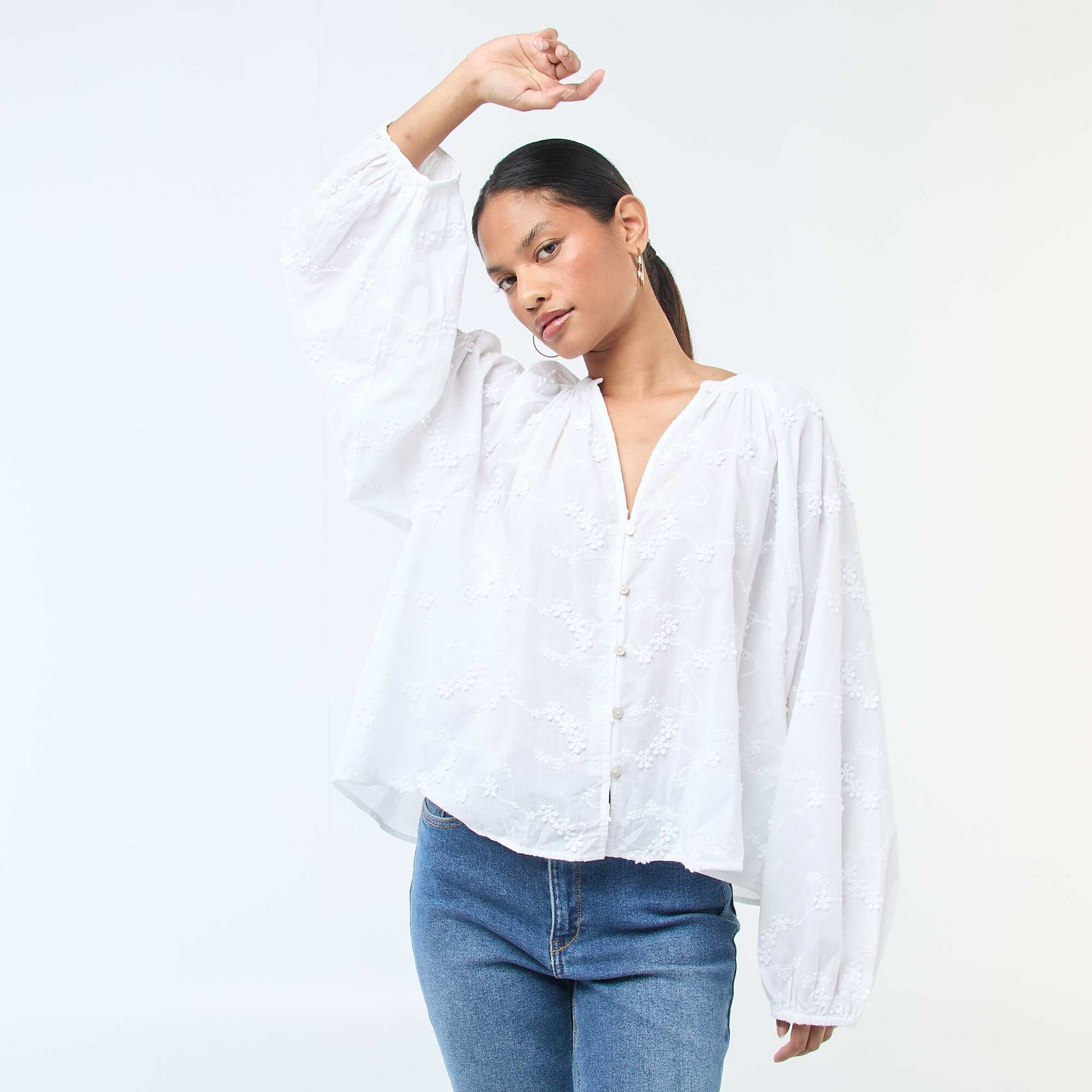 Blusa con bordados de flores BLANCO
