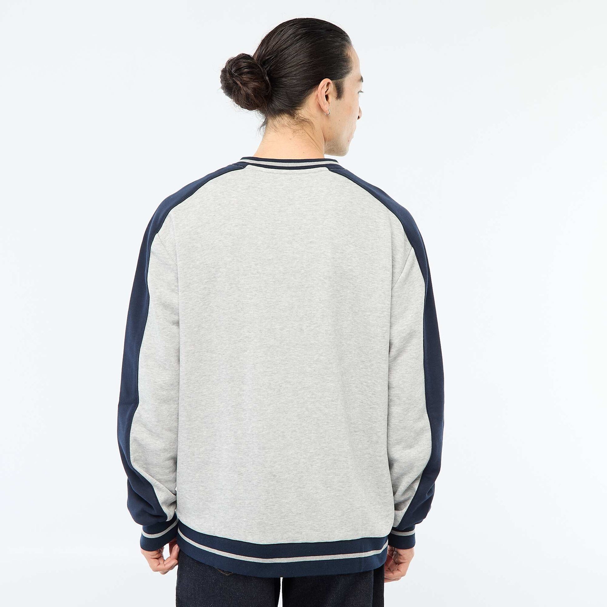 Buzo cuello en V de felpa GRIS