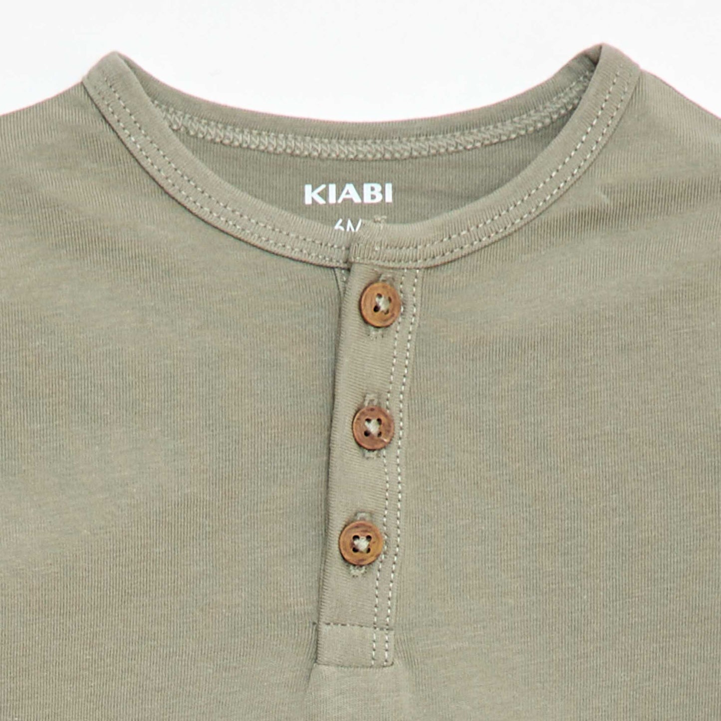 Camiseta con cuello tunecino abotonado VERDE