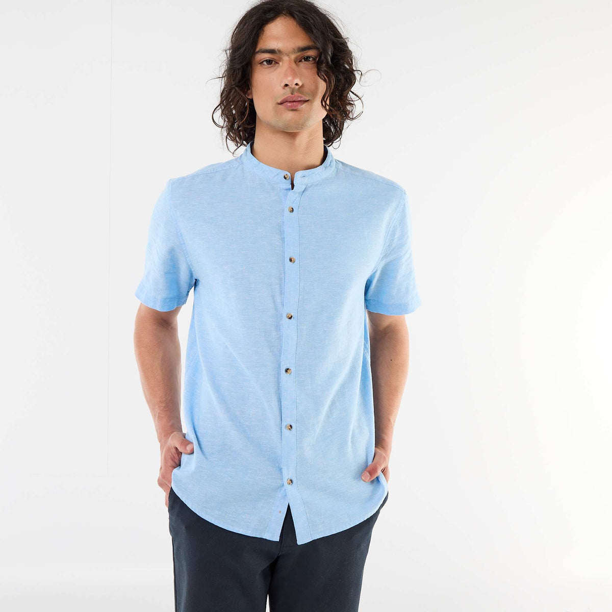 Camisa lisa de manga corta y cuello mao en mezcla de lino AZUL