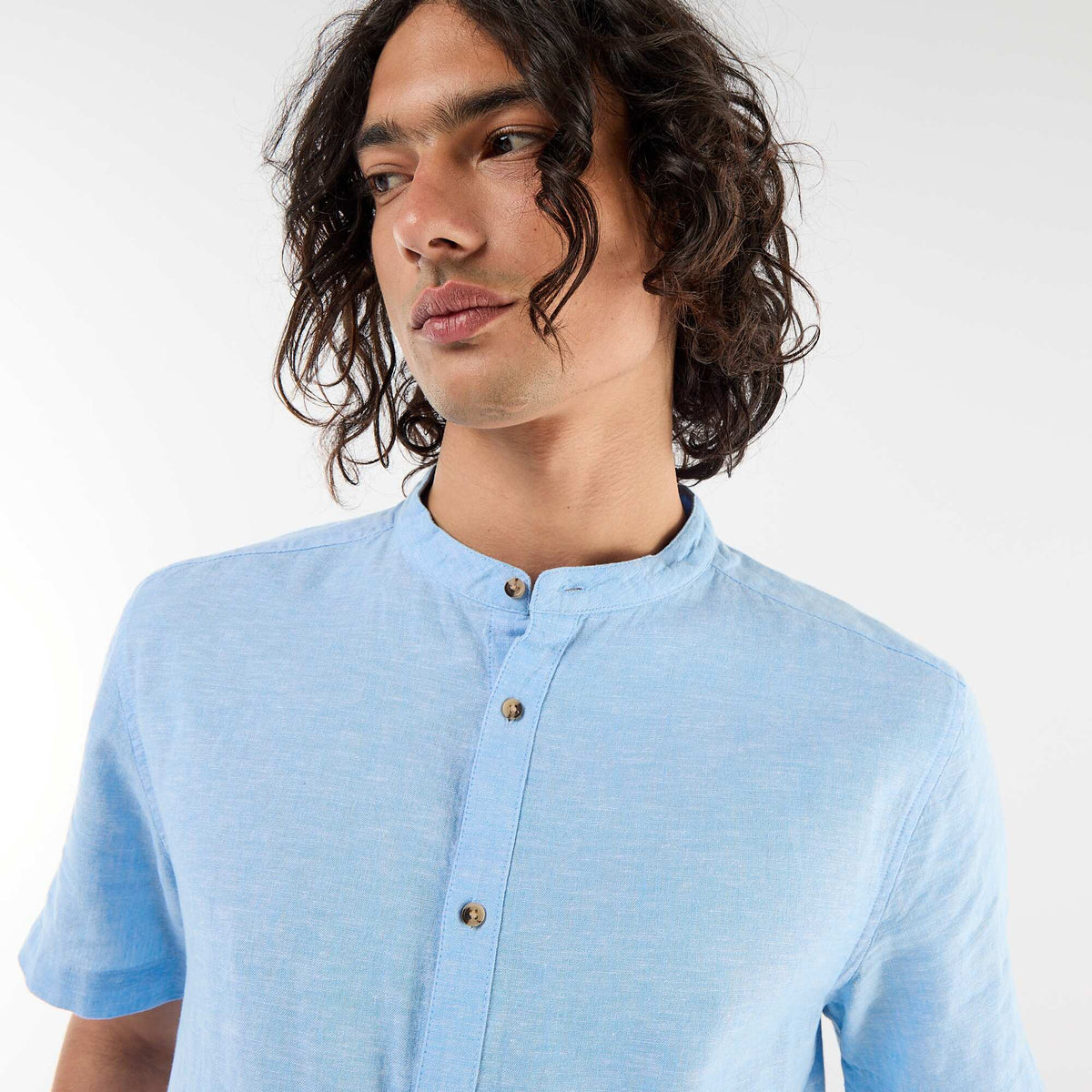 Camisa lisa de manga corta y cuello mao en mezcla de lino AZUL