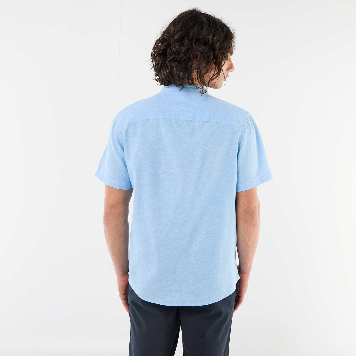 Camisa lisa de manga corta y cuello mao en mezcla de lino AZUL