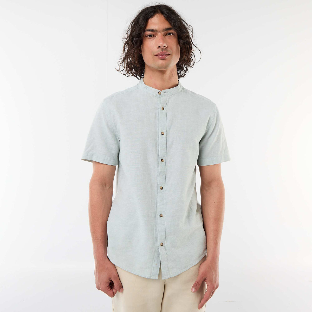 Camisa lisa de manga corta y cuello mao en mezcla de lino VERDE