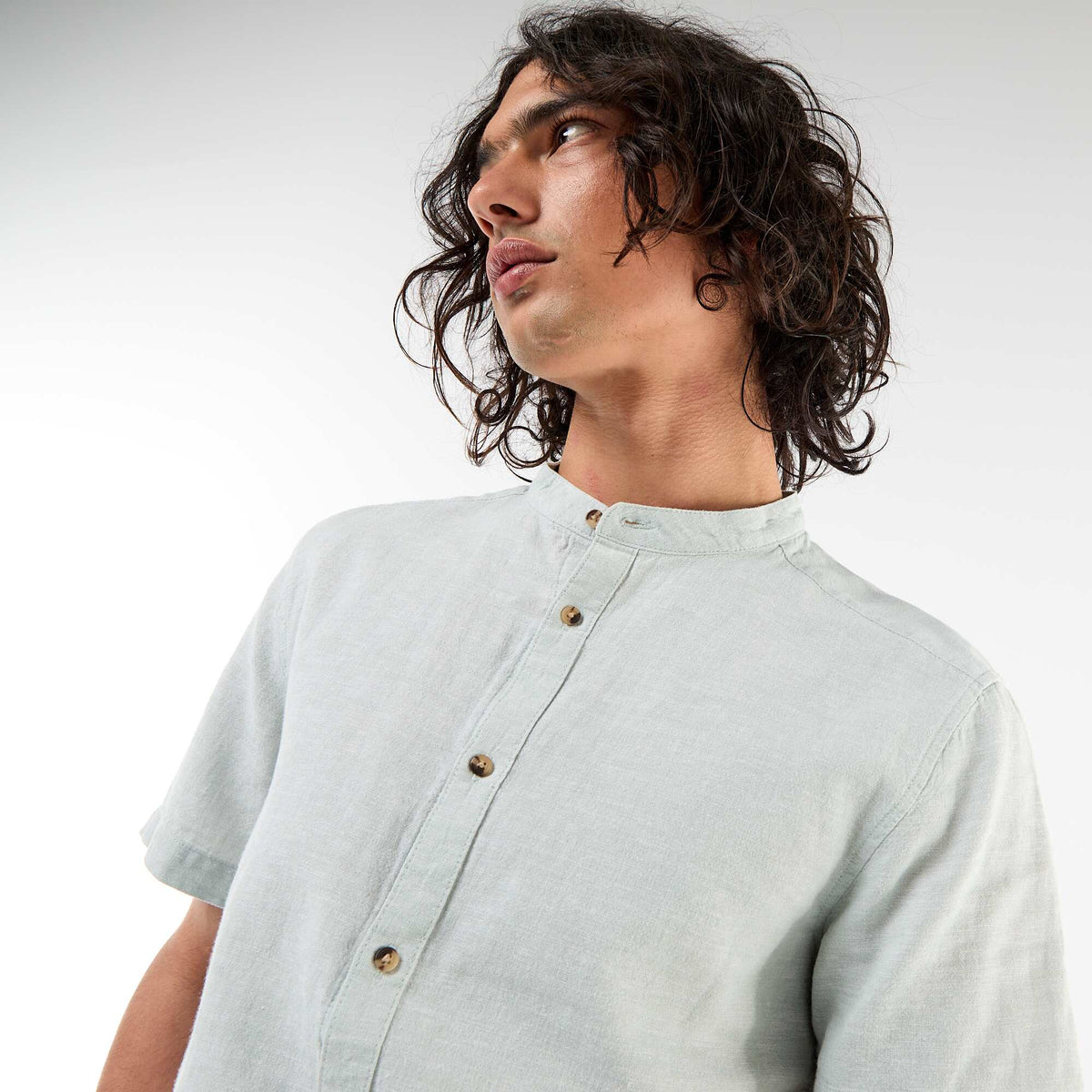 Camisa lisa de manga corta y cuello mao en mezcla de lino VERDE