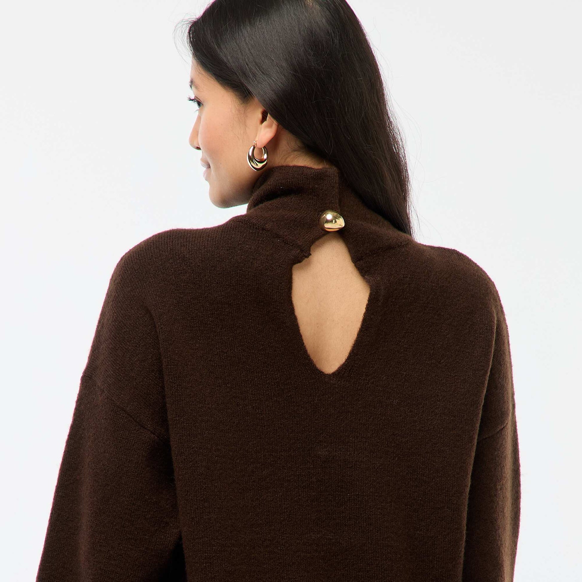 Suéter suave con abertura joya en la espalda MARRON