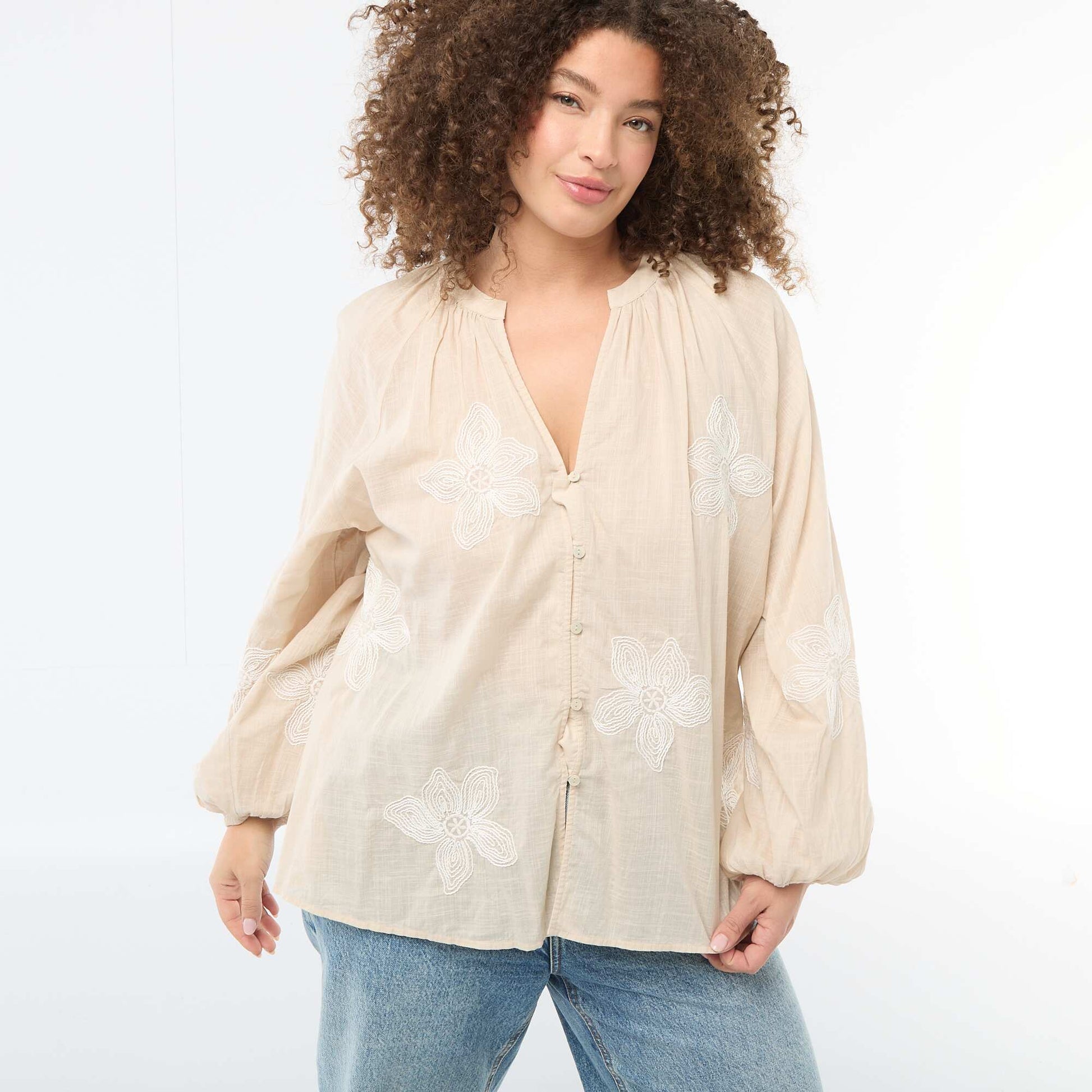 Blusa con bordados BEIGE