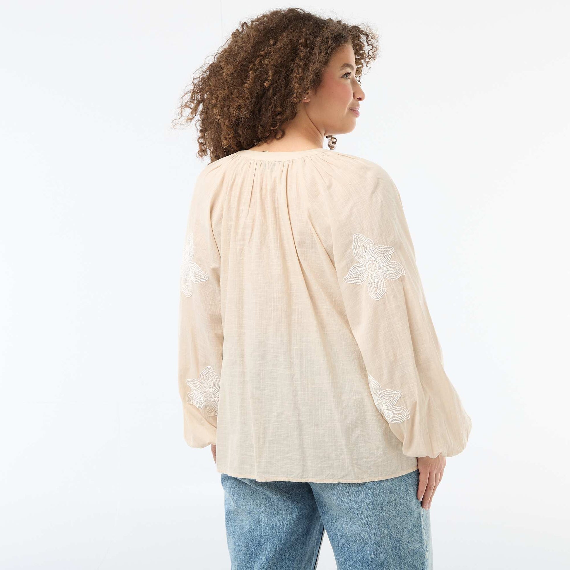 Blusa con bordados BEIGE