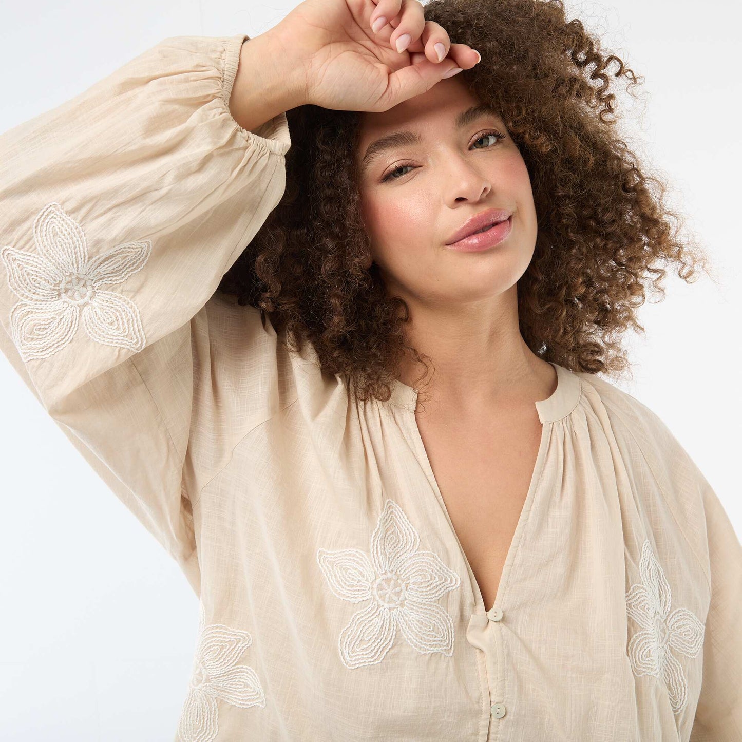 Blusa con bordados BEIGE