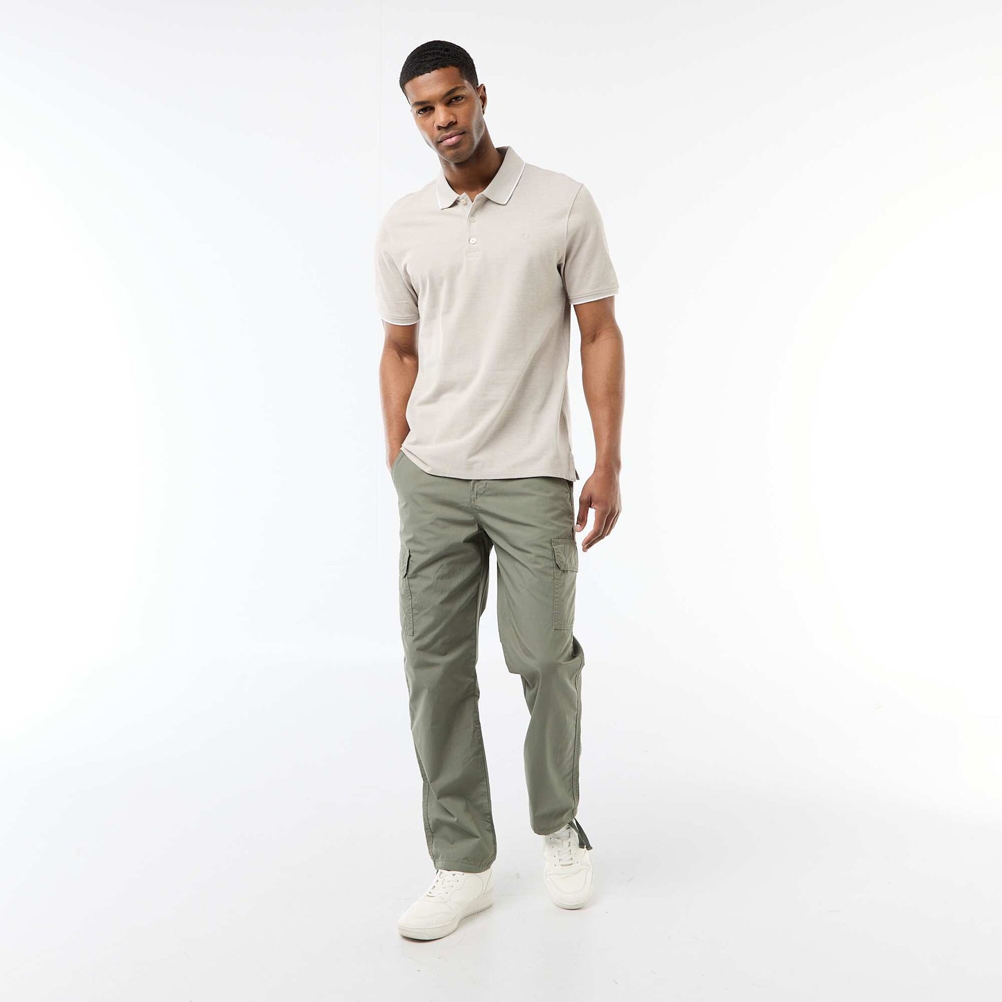 Remera con bordado en el pecho KAKI