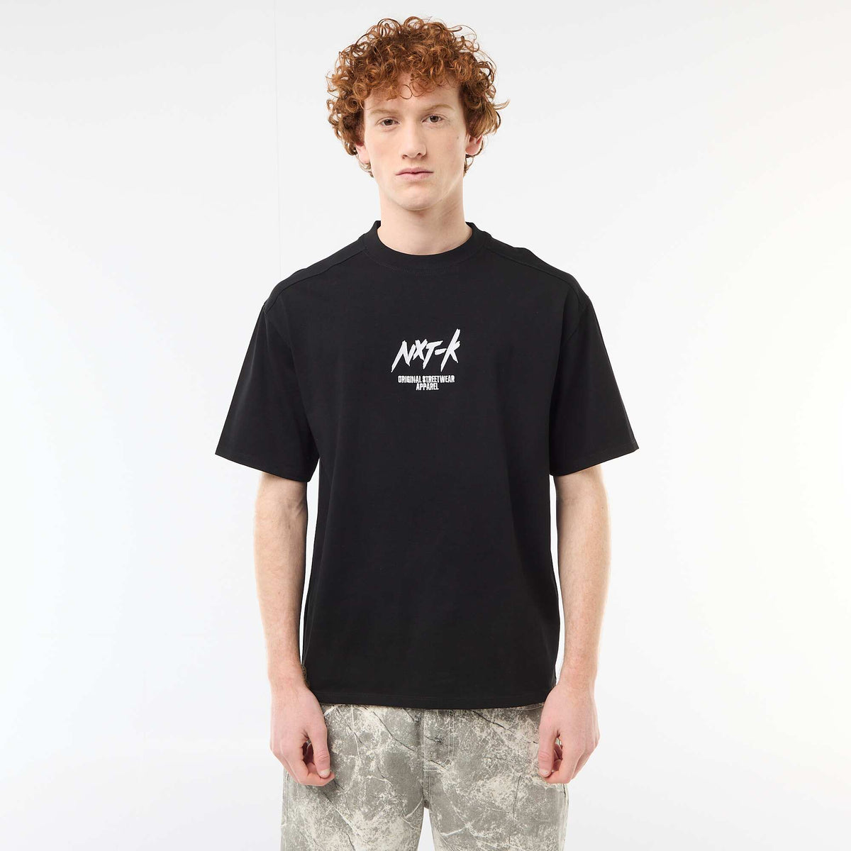 Camiseta de cuello redondo con bordado contrastante NEGRO