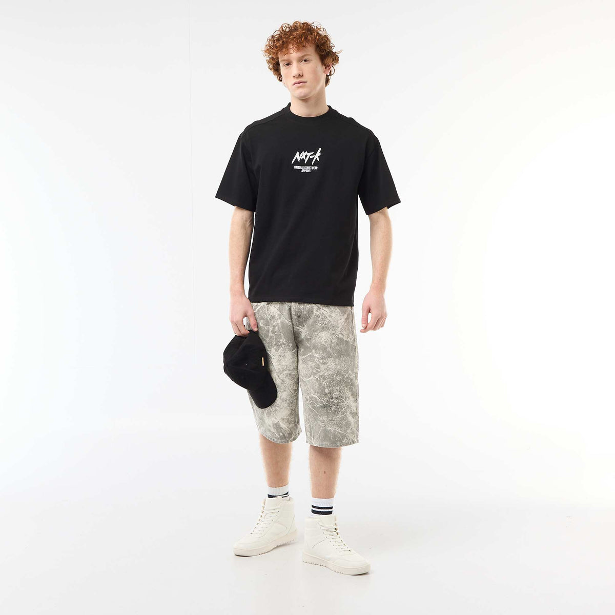 Camiseta de cuello redondo con bordado contrastante NEGRO