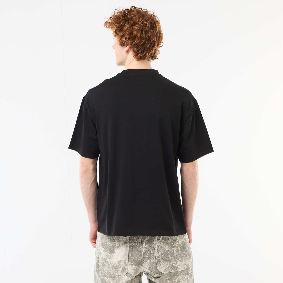Camiseta de cuello redondo con bordado contrastante NEGRO