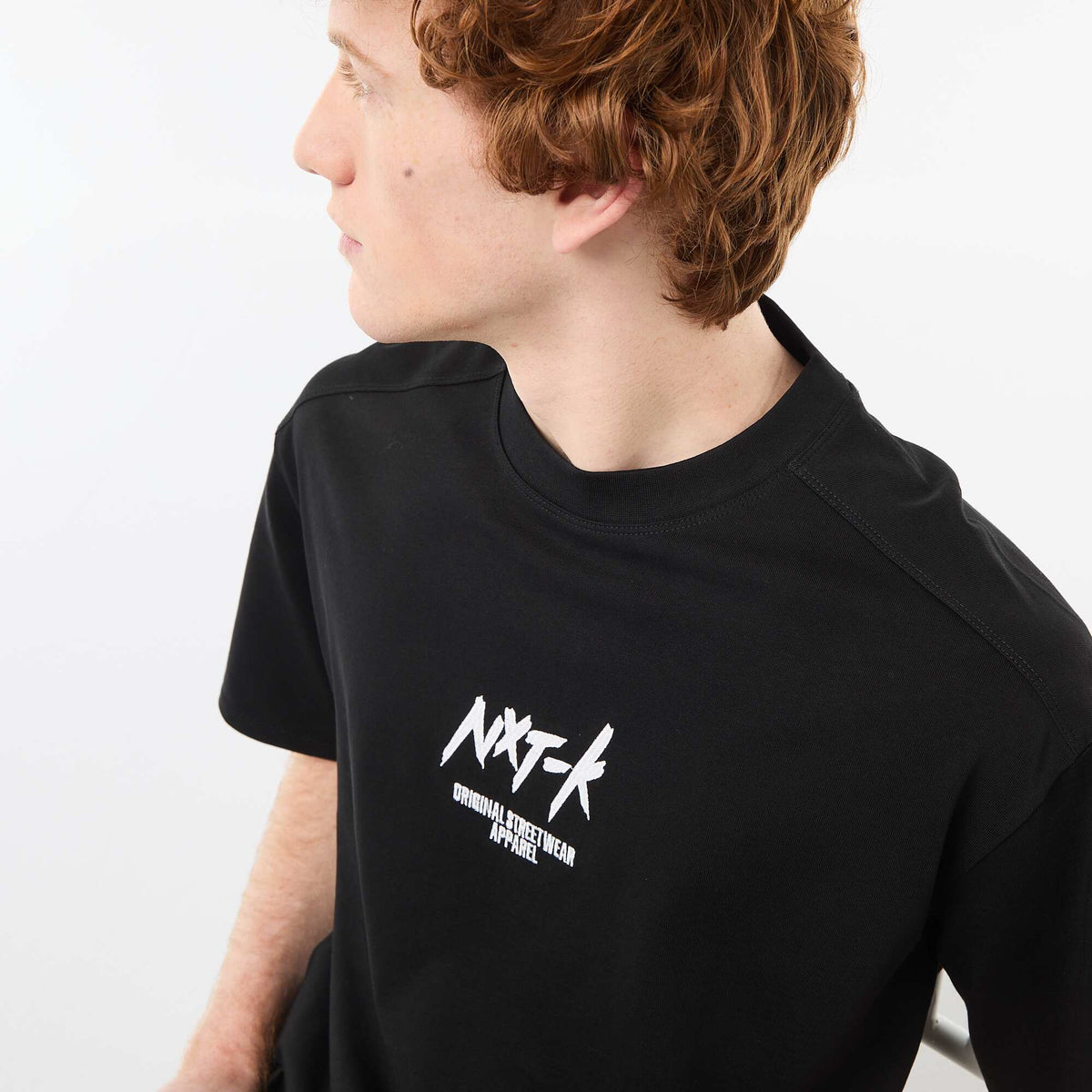 Camiseta de cuello redondo con bordado contrastante NEGRO