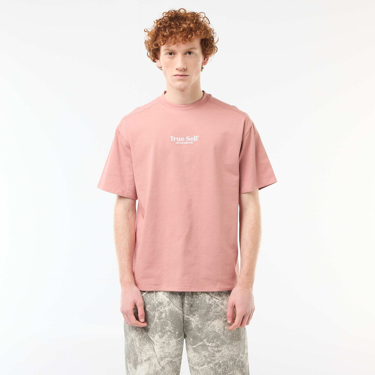 Camiseta de cuello redondo con bordado contrastante ROSA