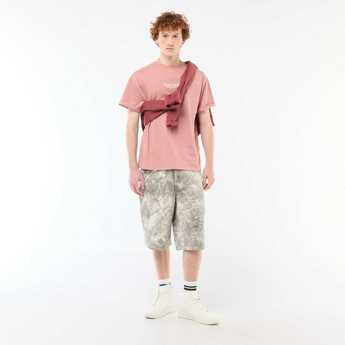 Camiseta de cuello redondo con bordado contrastante ROSA