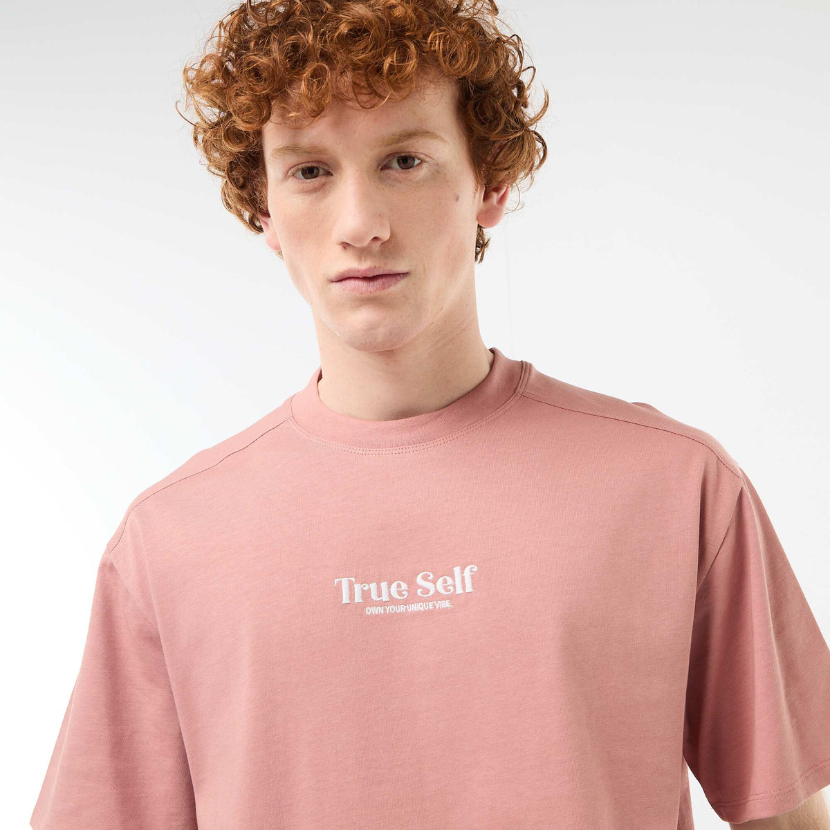 Camiseta de cuello redondo con bordado contrastante ROSA