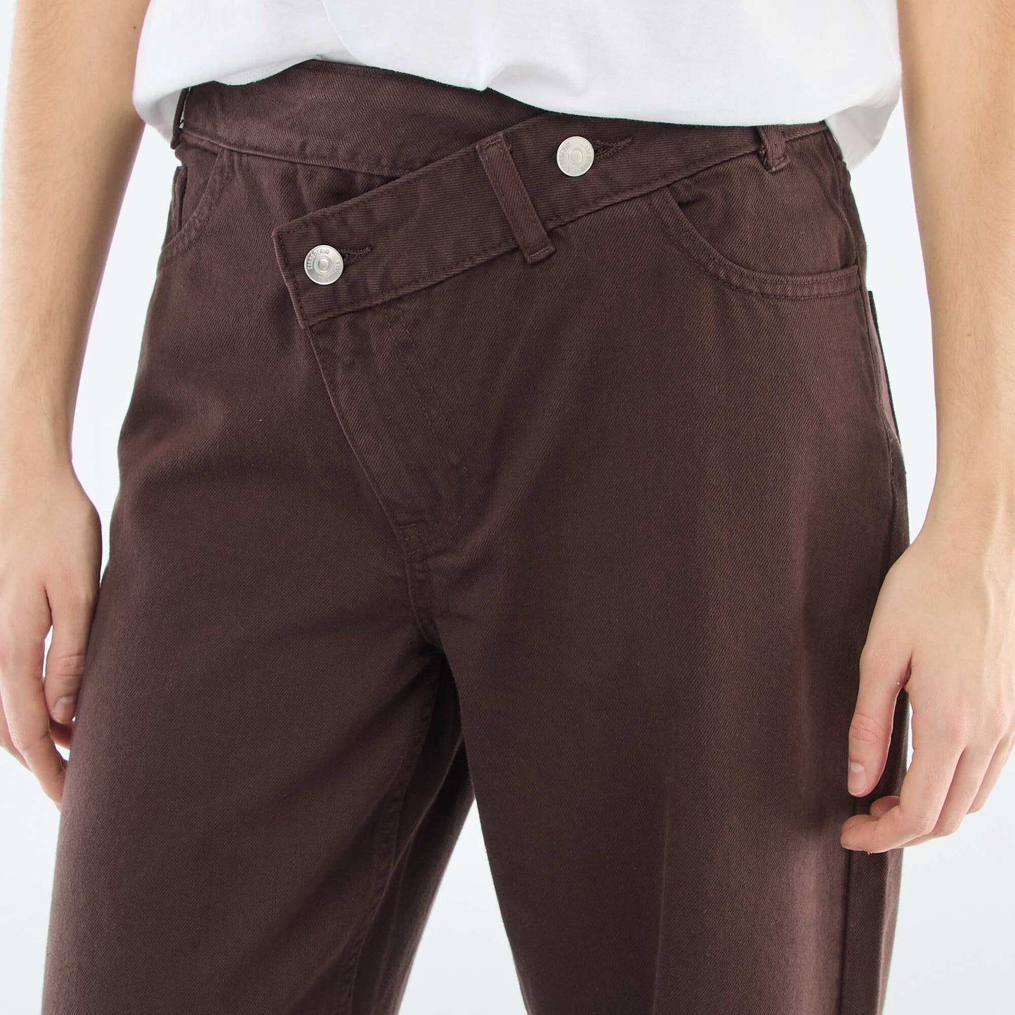 Pantalón de twill con abertura asimétrica MARRON