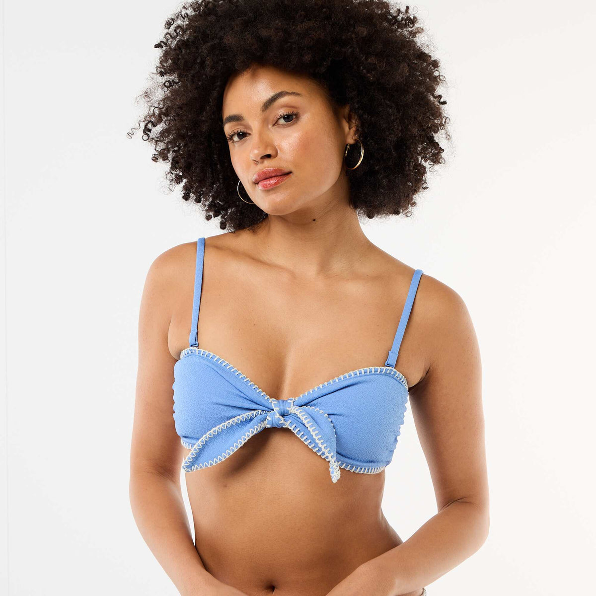Top bandeau de bikini con pespuntes contrastados AZUL