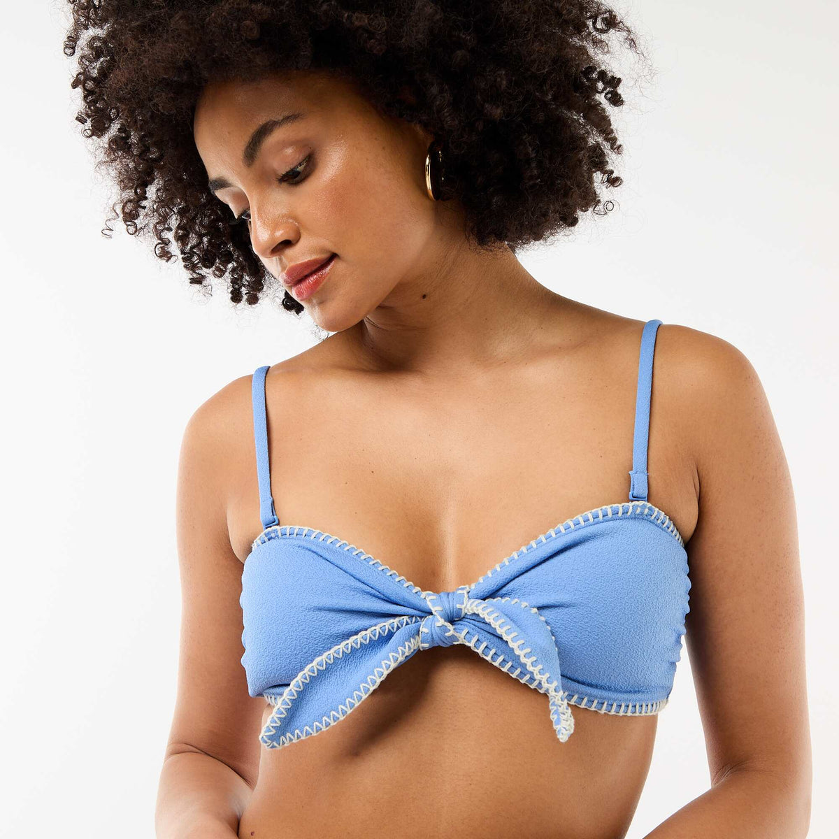 Top bandeau de bikini con pespuntes contrastados AZUL