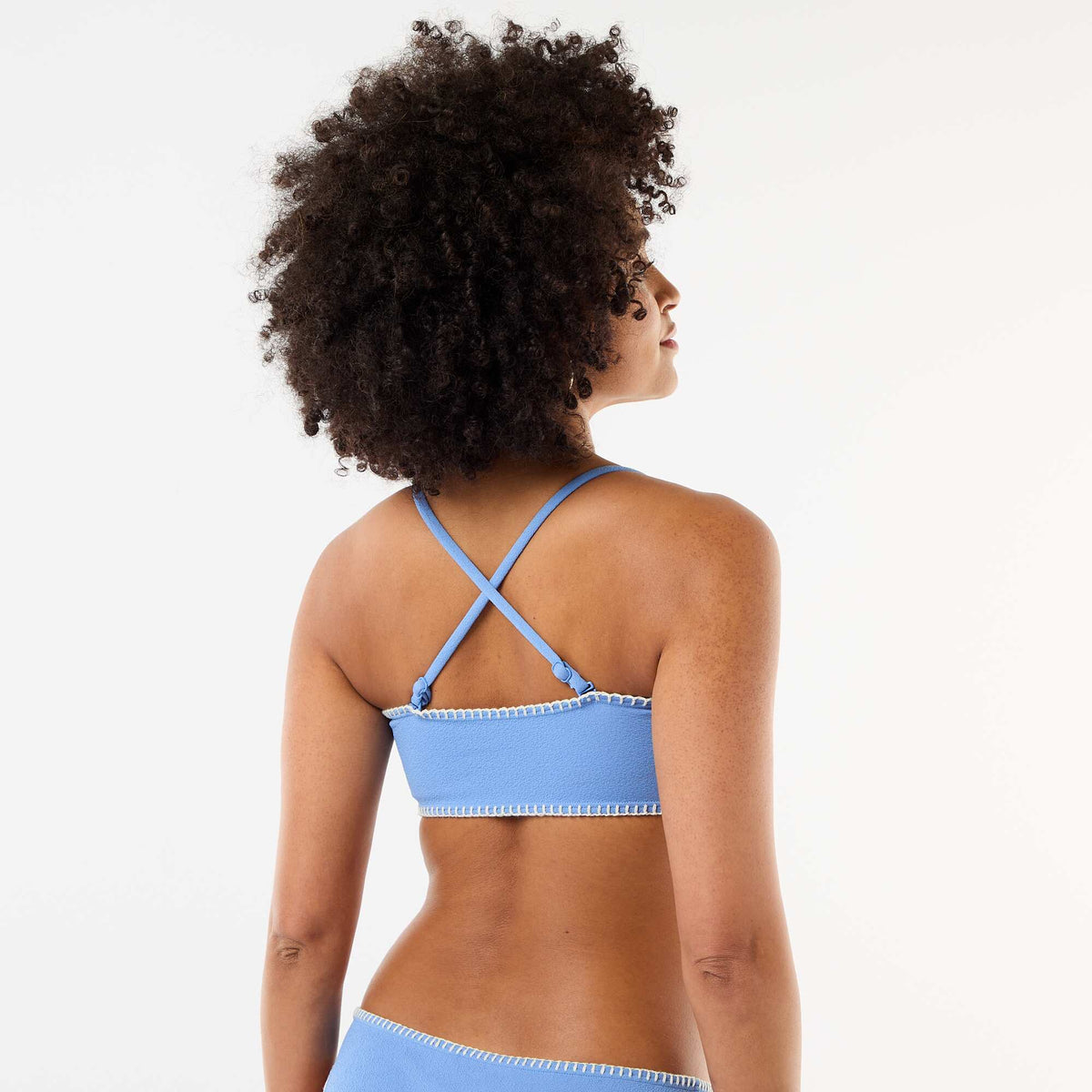 Top bandeau de bikini con pespuntes contrastados AZUL